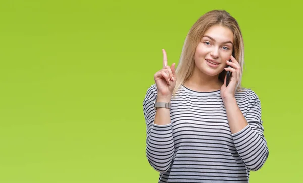 Junge Kaukasische Frau Zeigt Smartphone Bildschirm Über Isoliertem Hintergrund Überrascht — Stockfoto