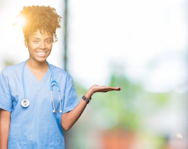 Junge Afrikanisch Amerikanische Ärztin Über Isoliertem Hintergrund Lächelnd Fröhlich Präsentiert — Stockfoto