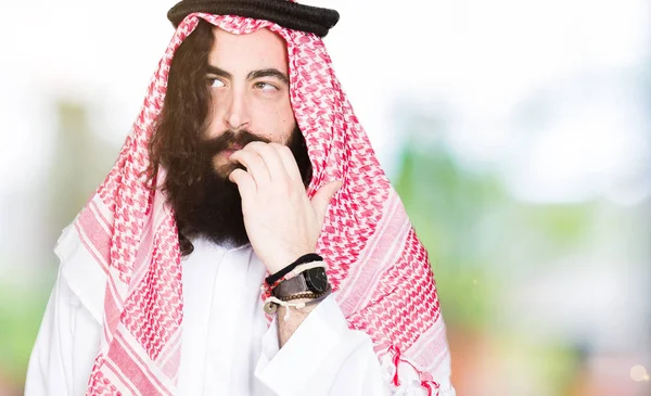 Pebisnis Arab Dengan Rambut Panjang Mengenakan Syal Tradisional Keffiyeh Terlihat — Stok Foto