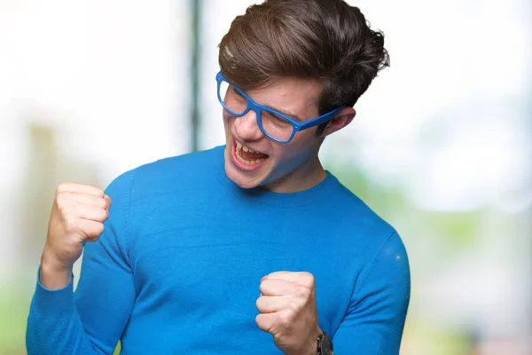 Joven Hombre Guapo Con Gafas Azules Sobre Fondo Aislado Muy — Foto de Stock