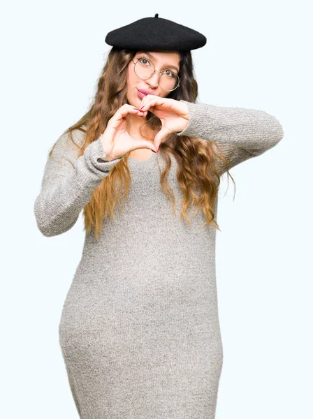 Hermosa Joven Con Gafas Boina Moda Sonriendo Amor Mostrando Símbolo — Foto de Stock