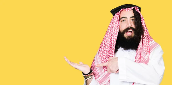 Arabian Biznesmena Długich Włosów Noszenia Tradycyjnych Kefija Szalik Zdziwiony Uśmiecha — Zdjęcie stockowe