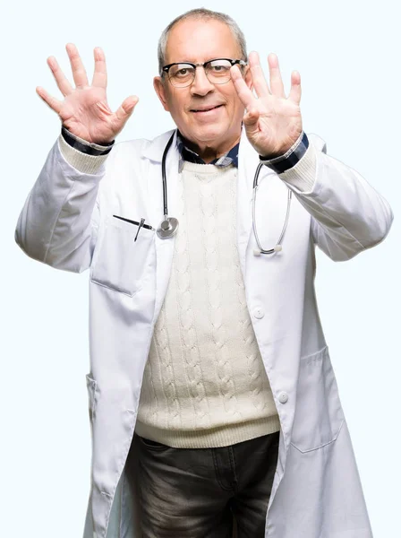 Stilig Senior Doktor Man Klädd Medicinsk Coat Visar Och Pekar — Stockfoto