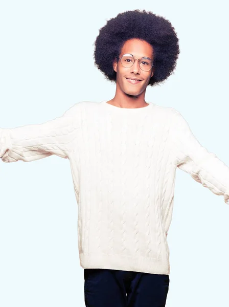 Mladý Americký Muž Afro Vlasy Nosí Brýle Při Pohledu Kameru — Stock fotografie