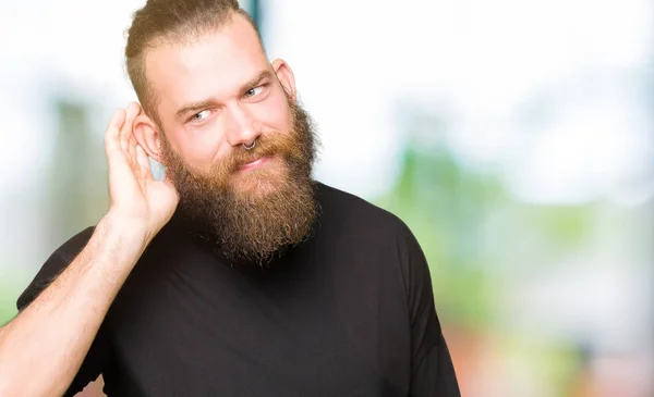 Joven Hombre Rubio Con Camiseta Casual Sonriendo Con Mano Sobre —  Fotos de Stock