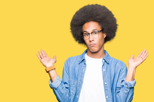 Mladý Americký Muž Afro Vlasy Nosí Brýle Bezradný Zmateni Výraz — Stock fotografie