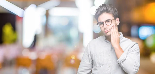 Joven Hombre Guapo Con Gafas Sobre Fondo Aislado Tocando Boca — Foto de Stock