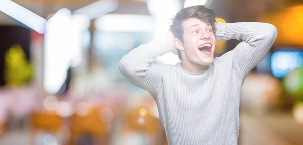 Junger Gutaussehender Mann Mit Winterpullover Über Isoliertem Hintergrund Verrückt Und — Stockfoto