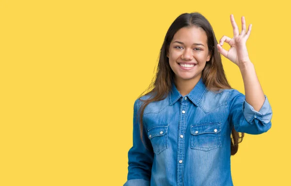 Jovem Bela Mulher Morena Vestindo Camisa Jeans Azul Sobre Fundo — Fotografia de Stock