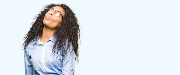 Menina Negócios Bonita Nova Com Cabelo Encaracolado Usando Óculos Fazendo — Fotografia de Stock