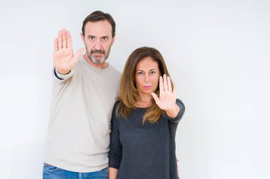 Güzel orta yaş kaç izole arka stop yapmak aşk sonra elin avuç ile şarkı. Negatif ve ciddi bir jest yüz ifadesiyle uyarı.