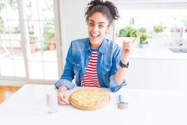 Ev yapımı peynir pizza el ve parmak ile tarafına işaret çok mutlu yemek genç Afro-Amerikan kadın