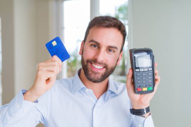POS terminali ve kredi kartı, buyi holding yakışıklı iş adamı