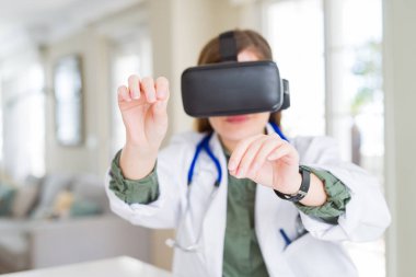Doktor kadının cerrahi simülasyon sanal gerçeklik gözlükle yapması