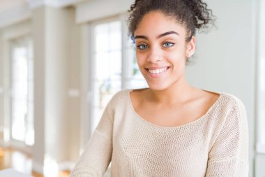 Bir mutlu ve serin afro saçlı güzel genç Afro-Amerikan kadın yüzündeki gülümseme. Şanslı kişi.