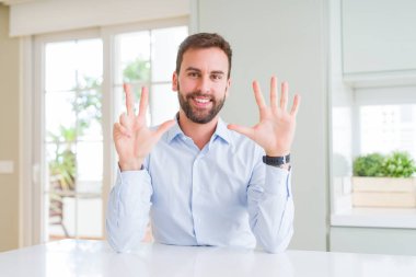 Gösterilen ve parmakları ile işaret yakışıklı iş adamı kendinden emin ve mutlu gülümseyerek süre sekiz numara.