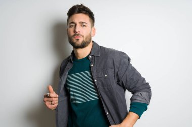 Yakışıklı delikanlı possing ve modelleme gri izole arka plan üzerinde