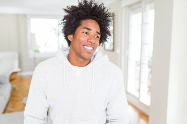 Afro-Amerikan kazak uzak tarafına gülümseme ile yüzünde, doğal ifade arıyorum giyen adam. Kendine güvenen gülüyor.