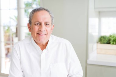 Emin gülümseyen yakışıklı komuta sizde