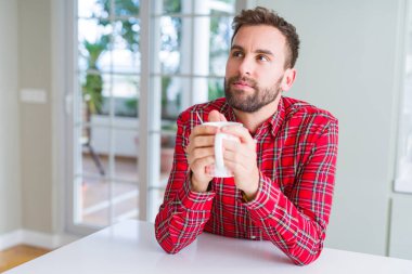 Yakışıklı adam evde kahve içme