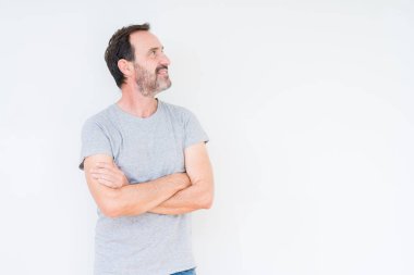 İkna ve kendinden emin yakışıklı komuta sizde tarafına silahlarla seyir gülümseyen izole arka plan üzerinde çarpı işareti