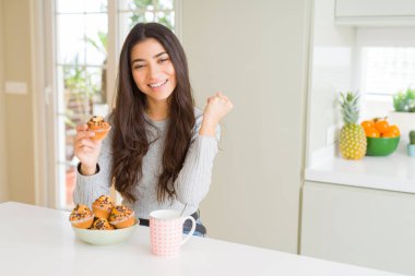 Duygu tezahürat kekler ve gurur çığlık ve zafer ve başarı çok heyecanlı, kutluyor içme kahve genç kadın yeme çikolata cips
