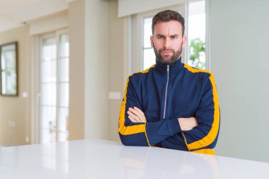 Ev şüpheci ve sinir, onaylamayan ifade yüz çapraz kollu yakışıklı adam. Negatif kişi.