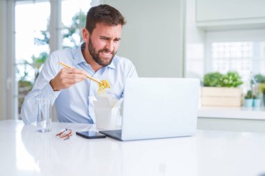 İş adam yeme Asya erişte yemek sırasında çalışma u götürün