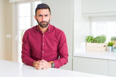 Yakışıklı İspanyol iş adamı şüpheci ve sorun nedeniyle gergin, papatyanın üzgün. Negatif kişi.