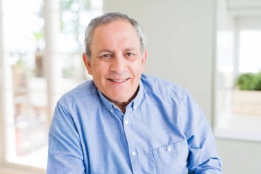 Emin gülümseyen yakışıklı komuta sizde