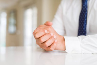 Adam elinde yakın çekim