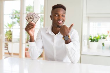 Afrika kökenli Amerikalı adam 50 dolar banka işaret ve başparmak kadar mutlu yüz gülümseyen tarafı ile gösterilen Not tutarak