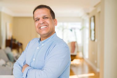 Orta yaş erkek fotoğraf makinesi için evde emin gülümseyen