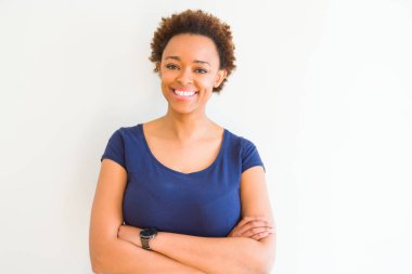 Beyaz arka plan mutlu yüz çapraz silah kameraya bakarak ile gülümseyen genç güzel Afrikalı-Amerikalı kadın. Olumlu bir kişi.