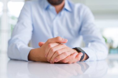 Beyaz masa üzerinde çarpı işareti adam elinde kapat