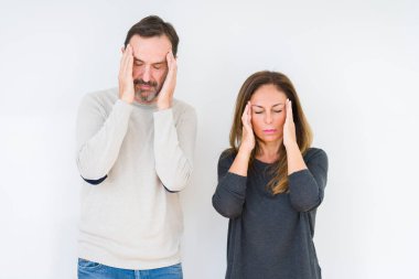 Güzel orta yaş kaç aşk ile izole arka plan üzerinde içinde el baş baş ağrısı için çünkü stres. Migren muzdarip.