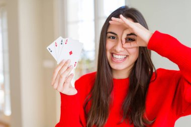 Güzel genç kadın ile mutlu yüz el parmaklarının arasından seyir göz üzerinde ok işaretiyle yapıyor gülümseyen iskambil poker kumar