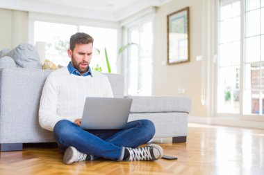 Yakışıklı adam giyen çalışma bilgisayar dizüstü şokta korktuğunu bir sürpriz yüz, korkuyor ve heyecanlı korku ifadesi ile kullanma