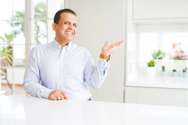 Middelbare Leeftijd Man Thuis Zitten Lachen Vrolijke Wijzen Met Palm — Stockfoto