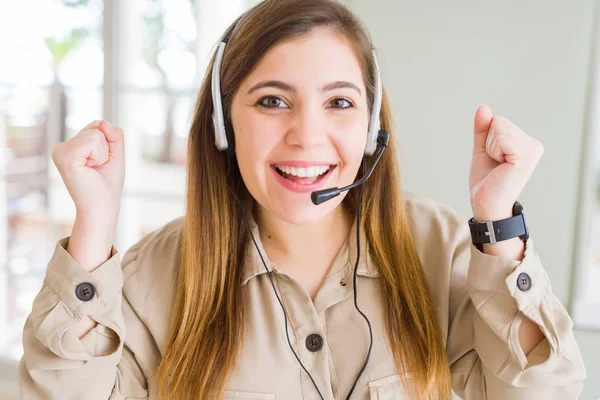 Belle Jeune Opératrice Portant Casque Bureau Excitée Pour Succès Avec — Photo