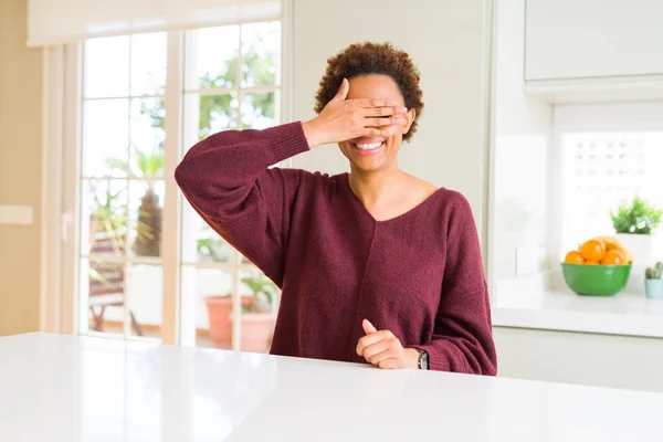 Jovem Mulher Afro Americana Bonita Casa Sorrindo Rindo Com Mão — Fotografia de Stock