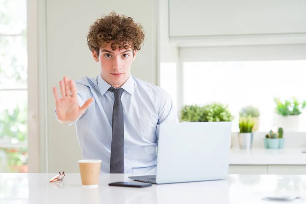 Jonge Zakenman Werken Met Computer Laptop Het Kantoor Met Open — Stockfoto