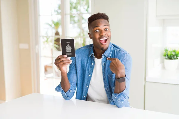 Americký Muž Který Držel Pas Kanady Překvapením Tvář Ukazováčkem Sebe — Stock fotografie