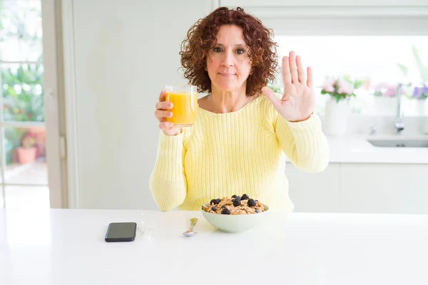 Старша Жінка Їсть Здоровий Сніданок Вранці Вдома Відкритою Рукою Робить — стокове фото