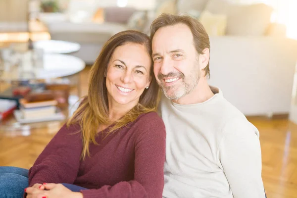 Bella coppia romantica seduti insieme sul pavimento a casa — Foto Stock