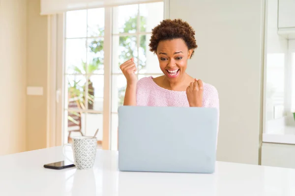 Joven Mujer Afroamericana Trabajando Usando Computadora Portátil Muy Feliz Emocionado — Foto de Stock