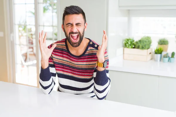 Bello Ispanico Uomo Che Indossa Maglione Righe Casa Festeggiando Pazzo — Foto Stock