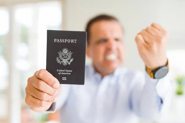 拿着美国护照的中年男子愤怒和沮丧的喊声与愤怒 疯狂和大喊大叫与提高的手 愤怒的概念 — 图库照片