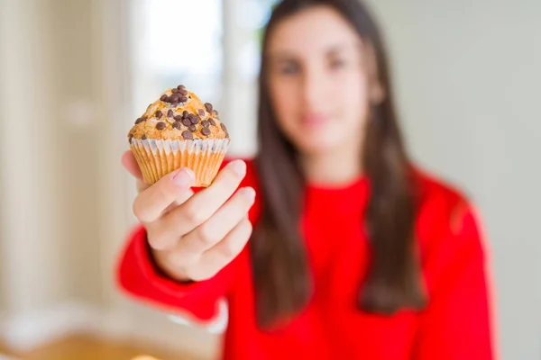 Wanita Muda Cantik Makan Muffin Chocolate Chips Dengan Ekspresi Percaya — Stok Foto