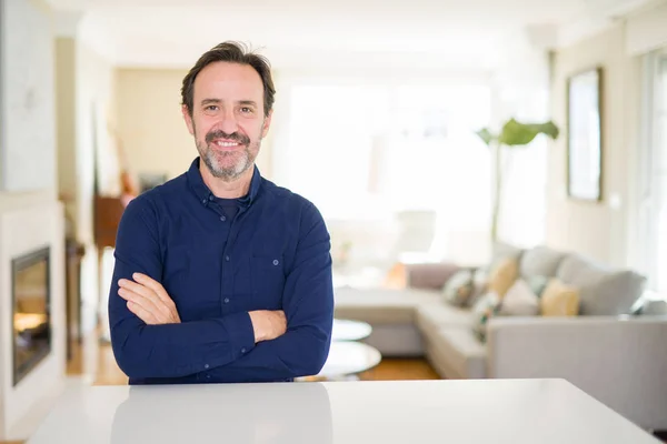 Bonito Homem Meia Idade Casa Cara Feliz Sorrindo Com Braços — Fotografia de Stock